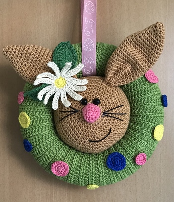 Irgendwie sind die Größenverhältnisse etwas anders. aber mir gefällt mein Oster-Türkranz trotzdem sehr. Das Häkeln hat Spaß gemacht. Danke für die schöne Anleitung!