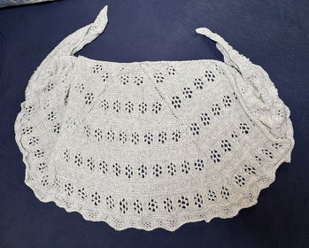 Ich habe es mit Märchengarn gestrickt, aber leicht abgeändert da mir die Partien mit 7 Rippen nicht gefielen.