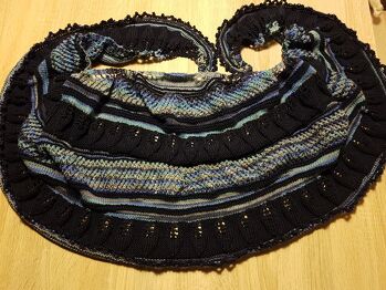 Foto direkt nach der Fertigstellung - jetzt wird gespannt!
Verwendet habe ich Sockenwolle mit Baumwollanteil von Supergarne und 100% Baumwollgarn.