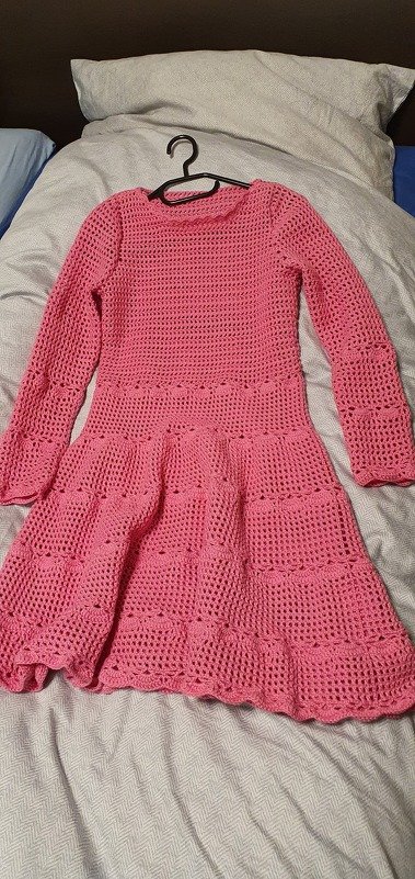 Häkelkleid im Filetmuster mit Muscheln