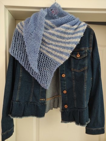 Für dieses wunderschöne Tuch habe ich das Mohair-Garn Diablo von Hobbii gewählt. Ein federleichtes Tuch, das sich wunderbar arbeiten ließ.