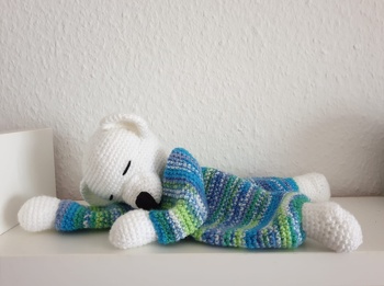 Nach anfänglichen Schwierigkeiten ist es mir dennoch gelungen.
Josephines Puppenstübchen hat mir auf meinen letzten Kommentar hin sehr freundlich geantwortet und mir nochmal eine überarbeitete andere Anleitung geschickt. Leider konnte ich auch damit nicht wirklich weiter. Deshalb habe ich mir selbst etwas ausgedacht um die niedlichen kleinen Füßchen zu häkeln. Ich denke - für eine Anfängerin - ist mir das gelungen. Hier ist also - stolz präsentiert - mein Ergebnis.
Ich danke nochmals für die Freundlichkeit, mit der mir Josephines Puppenstübchen begegnet ist. Danke für diese nette Idee!