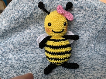 Es hat sehr viel Spaß gemacht, das kleine Bienchen zu häkeln. Ich verwende es für einen Türkranz. Vielen Dank für die tolle Anleitung!👍🤗