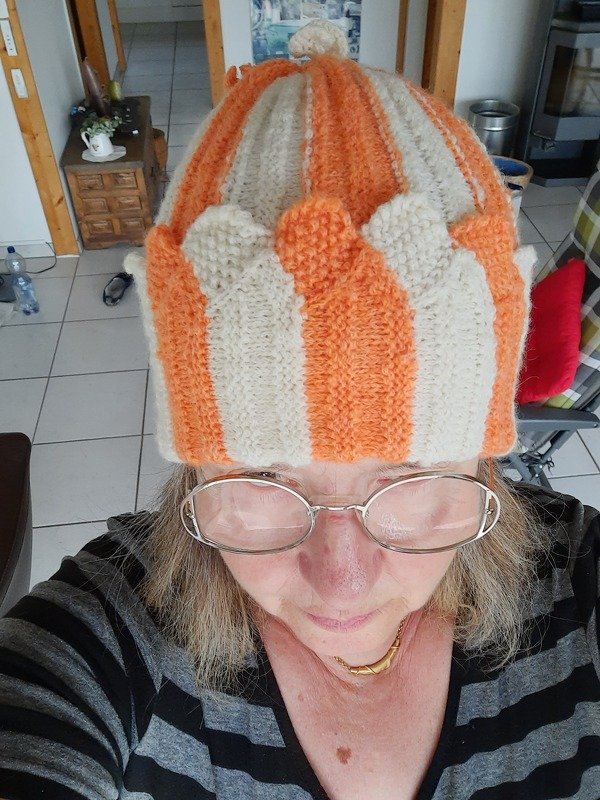 Nook, der Eckenloop mit passender Mütze und Stulpen im Set