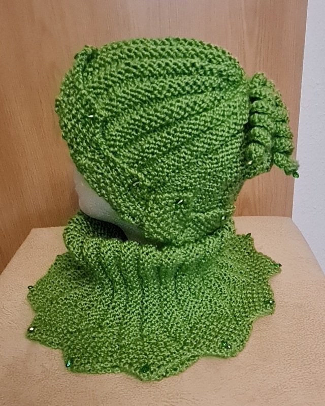 Nook, der Eckenloop mit passender Mütze und Stulpen im Set