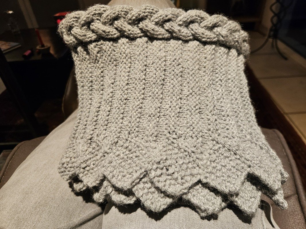 Nook, der Eckenloop mit passender Mütze und Stulpen im Set