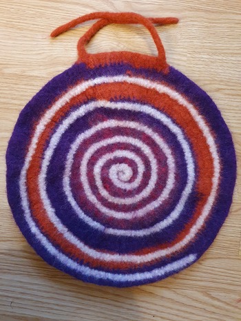 Ich bin sehr begeistert! Da ich ein Sitzkissen und keinen Teppich machen wollte, habe ich die Umrandung weggelassen und Bänder zum Befestigen am Stuhl drangehäkelt. Was für eine pfiffige Idee, danke Petra Perle!