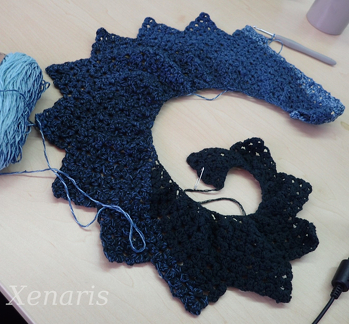 Vorweg: Ich habe diese Anleitung gekauft, um die Erstellerin zu unterstützen. Ich häkle nach ihrer Youtube-Anleitung, und da ich einen Ad-Blocker verwende wollte ich so dafür bezahlen.
Das Muster geht schnell in Fleisch und Blut über und ist super geeignet zum Bahnfahren. Ich verwende Rellana Regenbogen recyclet, zwei Stück werden es am Ende sein (à 100g). Allerdings ist mir aufgefallen, dass die Zacken auf dem Vorschaubild auf 6 Reihen basieren, bei mir sind es 4, weswegen meine kleiner sind. Plus die Tatsache, dass ich fest häkle und Frau Hug sehr locker, weswegen ich auch 3 Steigeluftmaschen mache und nicht 2. Das ist etwas, das man Anfängern vielleicht noch dazu sagen sollte, damit sich nichts knubbelt.
Kleine Anmerkung: Ich könnte schier die Wände hochgehen, weil Frau Hug immer 