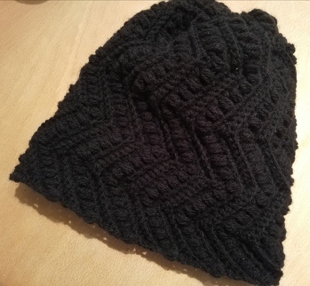 Die Beschreibung ist sehr gut. Das Häkeln der Mütze hat Spaß gemacht. Auch in schwarz sieht man das Muster sehr gut. 🥰