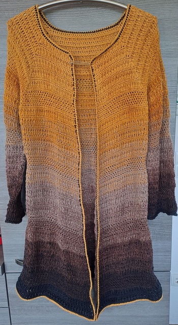 Für die Größe 38 habe ich, mit den Nadelstärken 4 und 4,5 , 2100m, 4fädiges Garn verbraucht.