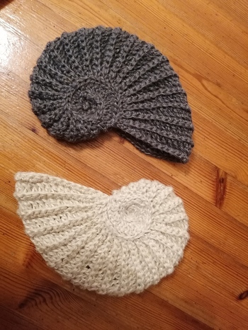 Schnecken aus Jutegarn, schneckenförmig von Anfang bis Ende