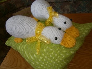 Die Anleitung war einfach und gut verständlich! Gut gemacht und das Ergebnis läßt sich doch sehen.
Allerdings sind meine Enten "Elsa und Emma" 35 cm groß geworden, da ich wohl dickere Wolle genommen hab.