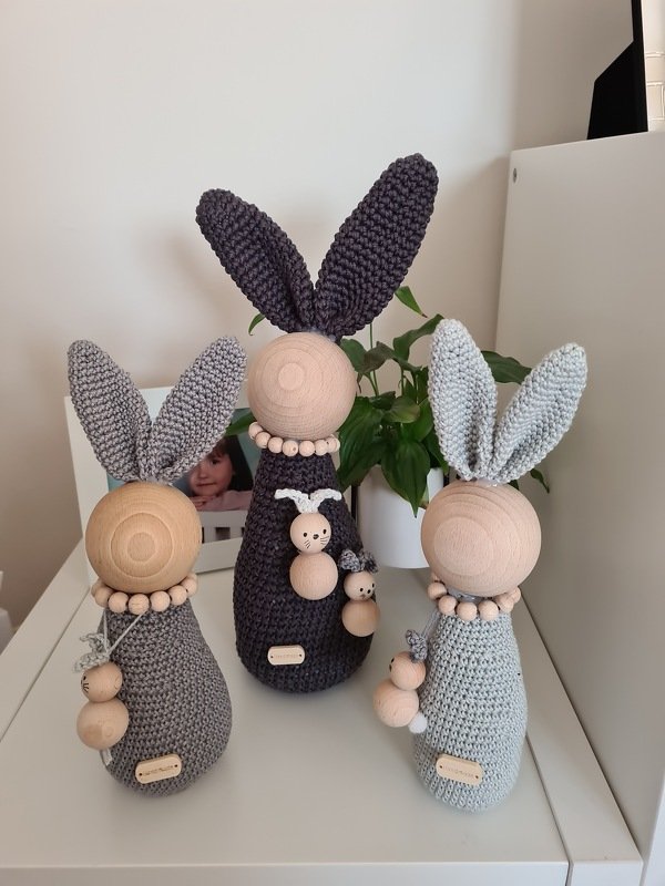 Hase mit Holzkugel als Kopf