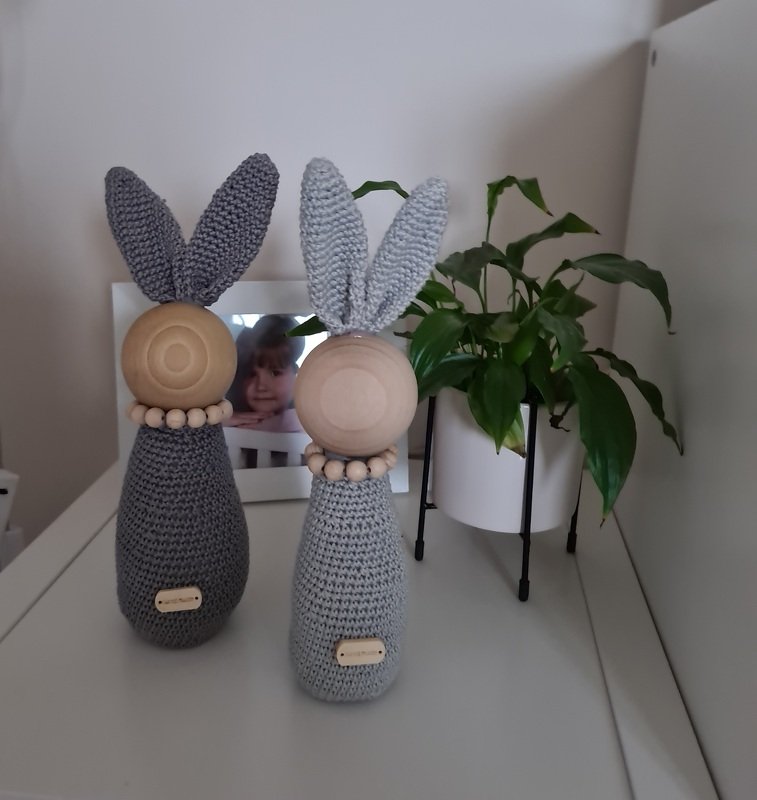 Hase mit Holzkugel als Kopf