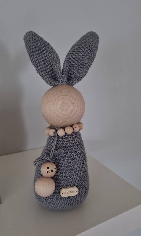 Hase mit Holzkugel als Kopf