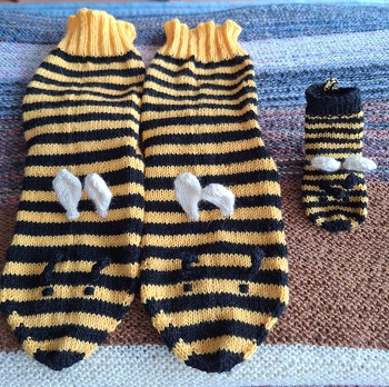 Habe die Anleitung für Erwachsenen-Socken und eine Mini-Socke abgewandelt 😉