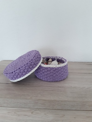 Ich habe das Körbchen als Vorlage genutzt, und mir noch einen Deckel drauf gehäkelt.