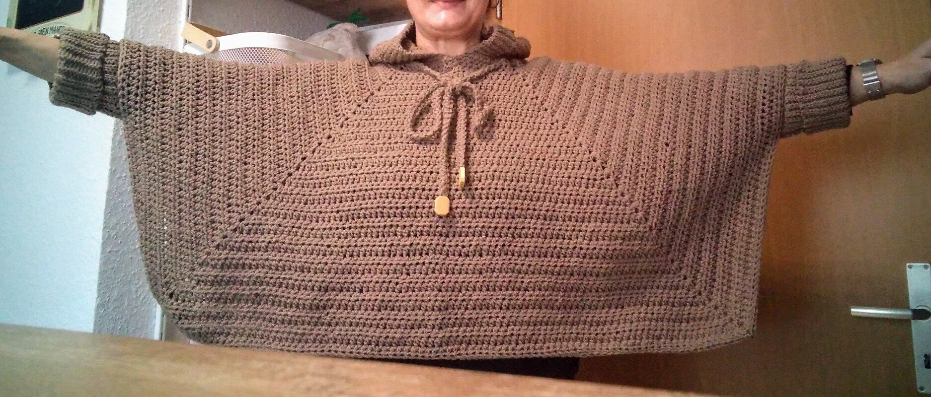 Häkelanleitung Swoncho „Agnes“ – lässiger Poncho-Sweater im Top-Down-Stil