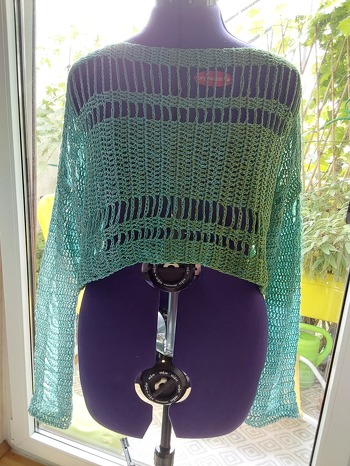 Ganz tolles Crop Top mit dem gewissen, lässigen Etwas...hat sehr viel Spaß gemacht es zu häkeln.
Ich habe einen 4 fädigen Bobbel mit einem Farbverlauf in Weiß,  Türkis, Grün verarbeitet.