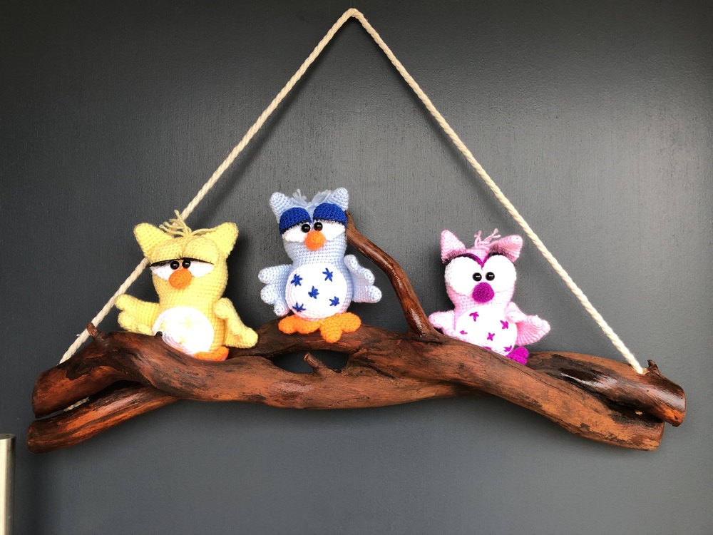4 little owls on tree trunk  - Crochet Pattern by Diana´s kleiner Häkelshop