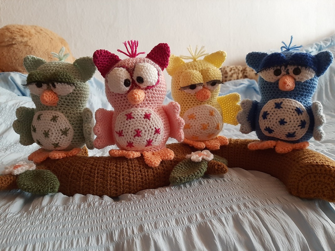 4 little owls on tree trunk  - Crochet Pattern by Diana´s kleiner Häkelshop