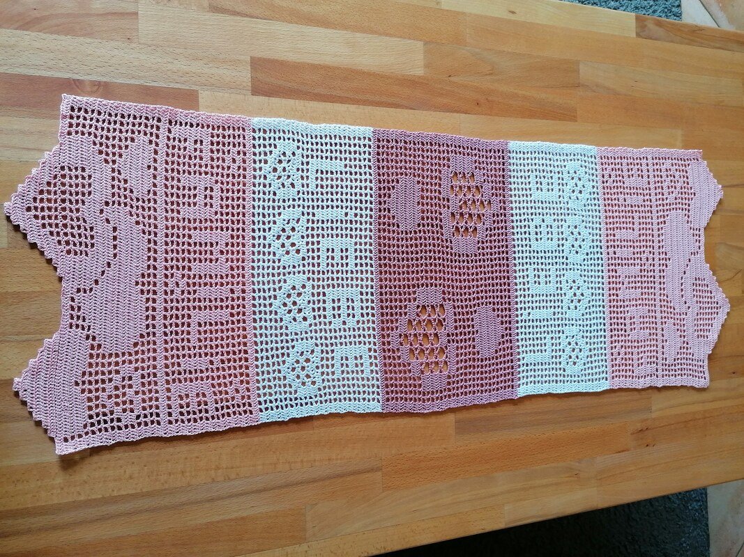 Häkeln / Tischläufer "FAMILIE ist LIEBE"