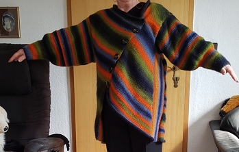 Beschreibung verständlich ich machte daraus eine Long-Jacke. Ärmel etwas anders gehäkelt. Ich bin kein Anfänger, bekam insoweit keine Probleme, musste nur manchmal etwas grübeln. Der Pfiff der Jacke sind die vorderen schrägen Teile, die auch in andere Richtung gehäkelt werden kann, was die Häkelschrift problemlos
zuläßt.