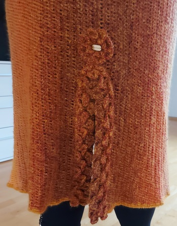 Da ich anderes Garn genommen habe und Gr.52 trage, musste ich die Anleitung entsprechend anpassen. Des Weiteren habe ich nur mit einer Mittelnaht (ohne Nähte an den Seiten und Ärmeln) gearbeitet. Mein  Mantel hat hinten einen Schlitz.