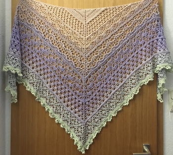 Ein wunderschönes Tuch, tolle Anleitung mit perfekter Häkelschrift(arbeite ausschließlich damit) LL kommt hin, habe 3 fädig mit 3,5 gehäkelt. Es ist riesig. 240x110cm