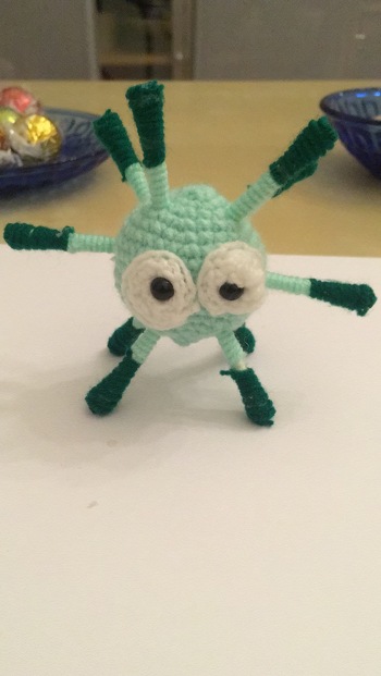 Vielen Dank für diese Anleitung! Finde das ziemlich cool und ein niedlicher Woll-Virus-Glücksbringer kann in diesen Zeiten keinem schaden :-) Habe die Antigene außen noch bisschen abgewandelt und lieber mit Faden umwickelt und beklebt, weil ich auch die passenden Farben nicht da hatte, finde das passt auch ganz gut :)