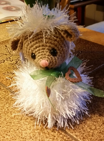 Die Anleitung ist übersichtlich und es ist leicht, danach zu häkeln. Das Schäfchen war schnell fertig. Allerdings läßt sich das Fransengern schwierig häkeln, weil man die Maschen sehr schlecht sieht. (Hab leider keinen dünnen Wollfaden, wie empfohlen, mitlaufen lassen). Ist aber trotzdem fertig geworden.