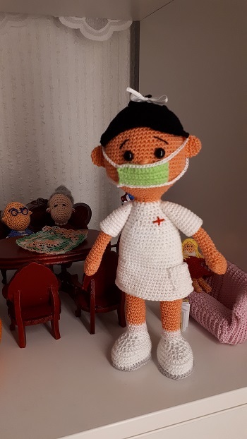 Netty ist fertig. Ich hatte so viel Spaß beim Häkeln. Vielen lieben Dank für die tolle Anleitung.
Ein Stetoskop bekommt sie noch. Meine Netty hat Söckchen an, da das erste Rosa zu hell war. Habe Netty von unten nach oben komplett gehäkelt.
Hier ist sie