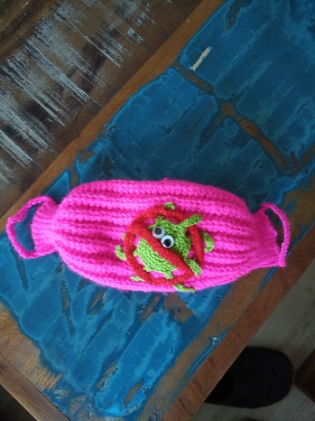 ein taschentuch oder einen medizinischen mundschutz darunter und es schützt und sieht auch freundlich aus