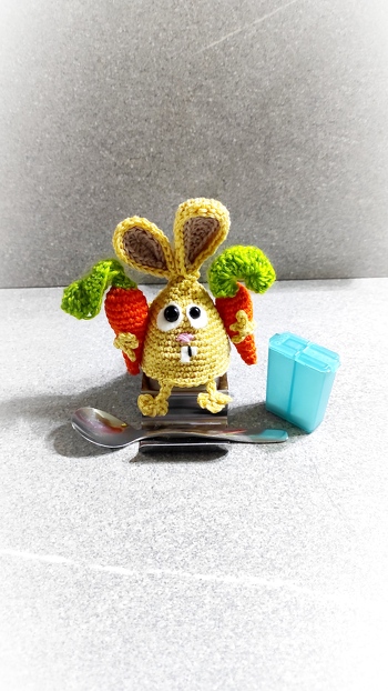 Hat Spaß gemacht das kleine Kerlchen zu häkeln. War zwar etwas friemelig mit den Fingern und Füßen, da musste ich etwas improvisieren, aber sie sind mir dann doch noch einigermaßen gelungen.
Das Karottengrün habe ich mit Glitzerwolle gehäkelt. Jetzt schmeckt das Frühstücks Ei gleich vieeel besser und es ist zugleich eine super süße Tischdeko wie ich finde. Danke für die tolle Anleitung, die wirklich schön nachzuarbeiten ist und viele Bilder dazu enthält.