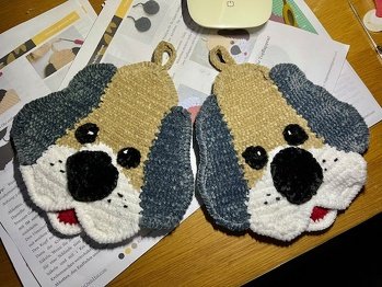 Das Häkeln der Topflappen hat nach der tollen Anleitung gut geklappt. ich habe mich für Plüschgarn entschieden, damit sie etwas größer werden. Das Ergebnis gefällt mir gut. Sooo niedlich! Danke für die Anleitung!