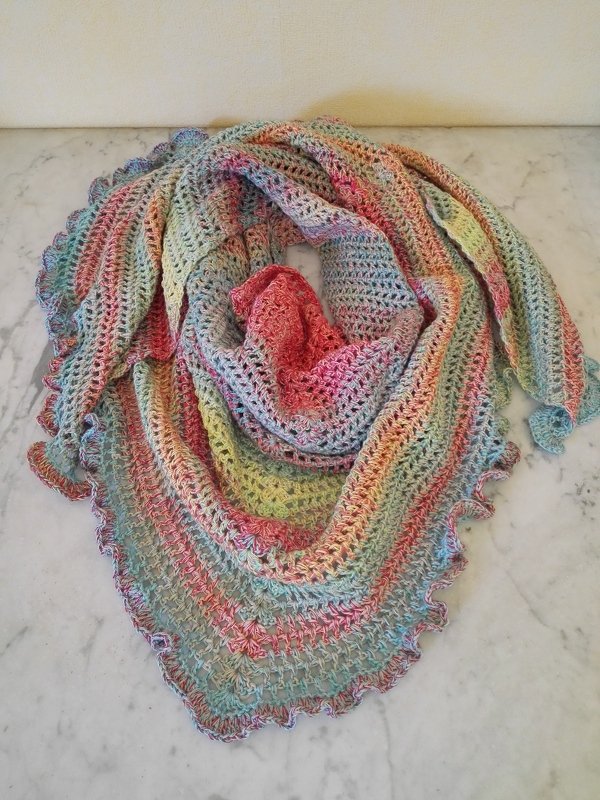 kostenlose Häkelanleitung einfaches und schnelles Mehrecktuch Bara