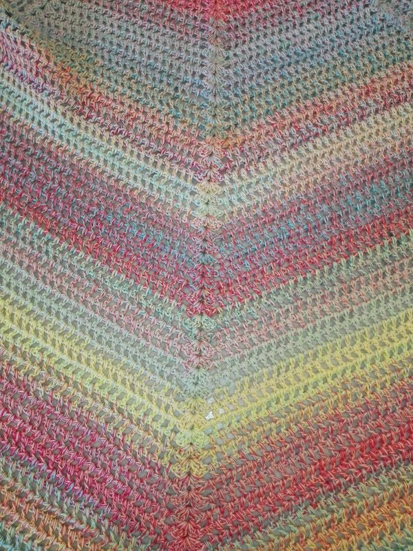 kostenlose Häkelanleitung einfaches und schnelles Mehrecktuch Bara