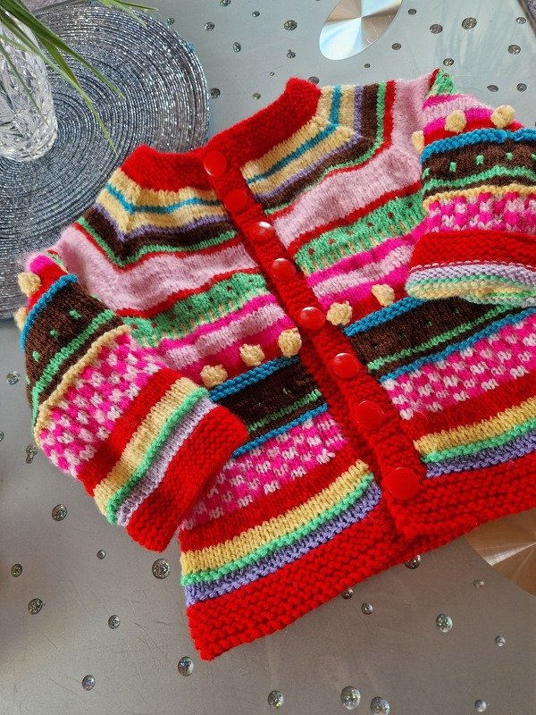 Bunte Kinderjacke - Raglan von oben - in 3 Größen - Strickanleitung