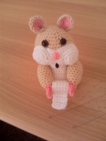 Der kleine Hamster ist fertig. Ist sehr niedlich geworden. Sehr gute Anleitung!