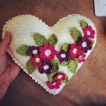 Dieses Herz habe ich noch spontan für meine Schwiegermutter zum Muttertag gemacht! Die Anleitung von diba26 ist super leicht verständlich und hat echt Spass gemacht!
LG Sandra