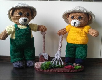 Ben und Kim bei Gartenarbeiten