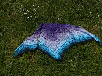 Ich habe Twister - Galaxy Glaze (04) verwendet (1000m Lauflänge) mit Häkelnade Stärke 3
Damit das Garn reicht habe ich Reihe 53 bis einschließlich 56 weggelassen.