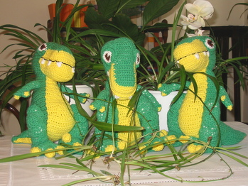 Die Anleitung war perfekt! Ich war sehr angenehm überrascht, wie einfach danach zu arbeiten war! Ein Hoch auf diesen Entwurf! - Jeder einzelne der grünen Gesellen (ich habe sie in meinen privaten kleinen Urwald zum Photoshooting gestellt) hat sein eigenes Gesicht. Mein Enkelsohn und zwei benachbarte Buben werden die T-Rexis jeweils zum 4. Geburtstag erhalten - das wird die kritischte Jury werden! - Herzliche Grüße von Susanne