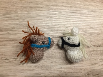 Die Anleitung war so schön einfach geschrieben. Lediglich die Ohren haben mich etwas nerven gekostet aber das liegt an meinen krummen Fingern 🤪
Ich finde die beiden können sich sehen lassen