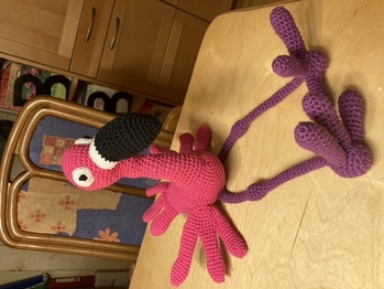 Das ist eine ganz wunderbare Anleitung... bisschen langwierig und zusammennähen (muss man sehr viel) tue ich nicht gerne, aber es lohnt sich allemal!!! Da ich mit einem sehr langen Faden alle Gliedmaßen kreuz und quer durch den Körper angenäht habe, hat der Gute auch schon böse Zornanfälle meines Pflegekindes ohne Schaden überlebt.