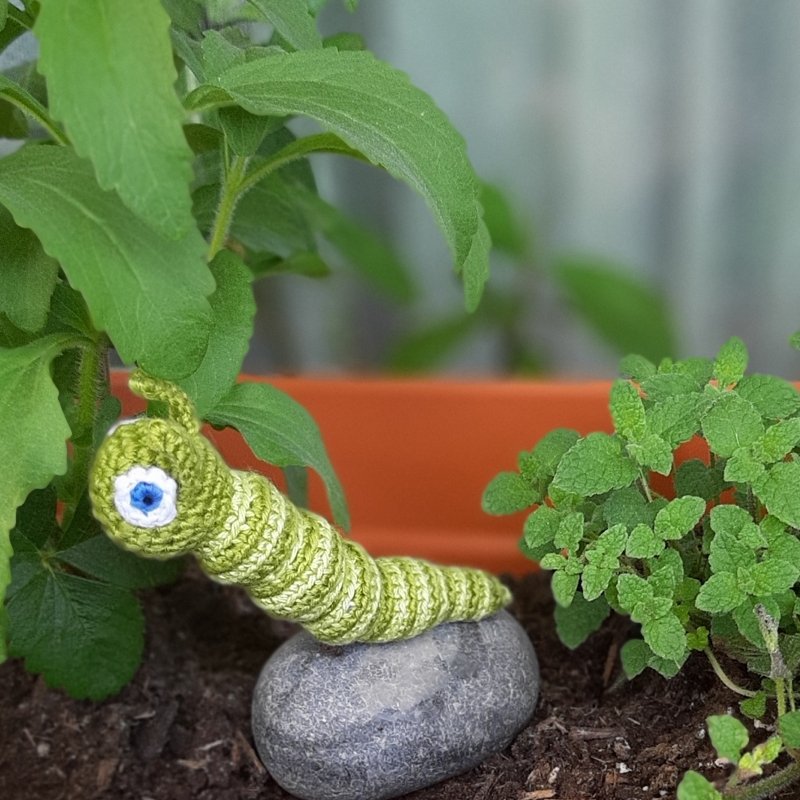 Apfelraupe Gerda mit Sonnenblume - Häkelanleitung