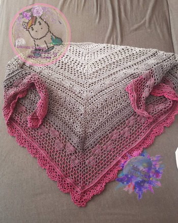 Sehr schönes abwechslungsreiches Tuch , mit verständlicher Häkelschrift die auch für Anfänger gut geeignet ist.
Es hat sehr viel Spaß gemacht es zu häkeln ❤