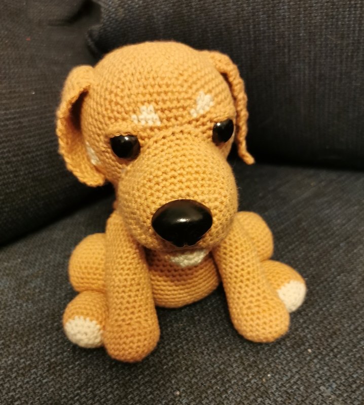Rottweiler Rosi Amigurumi Häkelanleitung Hund sitzend häkeln