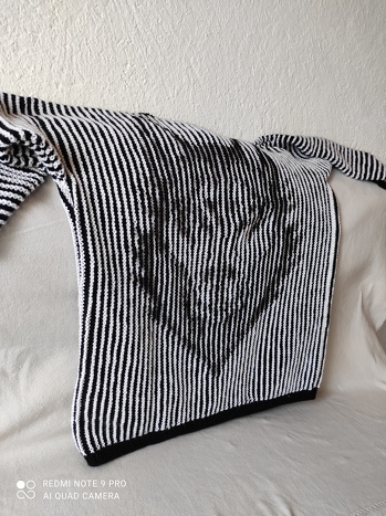 Eine tolle und sehr ausführliche Anleitung, sowohl Masche für Masche ausgeschrieben, als auch mit Strickschrift - normalerweise arbeite ich gerne mit Strickschriften, aber beim Illusionsstricken ist die ausgeschriebene Anleitung sehr hilfreich ...