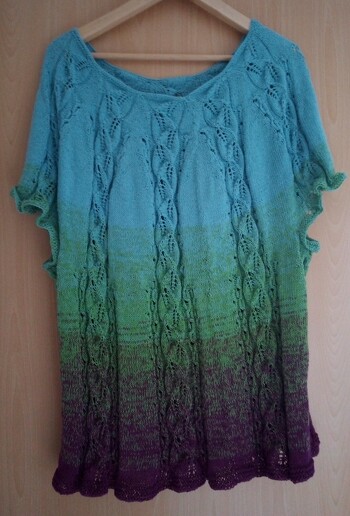 Mein erster Versuch mit der Technik, von oben in Runden zu stricken. Und ich bin begeistert!
Ich habe die Tunika in einem vierfarbigen Farbverlaufsgarn von #Hobbii gestrickt. Die Anleitung ist sehr gut geschrieben, das Muster kann man nach einigen Runden auswendig stricken und das Beste: man muss nichts zusammennähen! (Ich hasse das) So hat man auch keine störenden Nähte und die Größe lässt sich auch ganz einfach individuell anpassen.